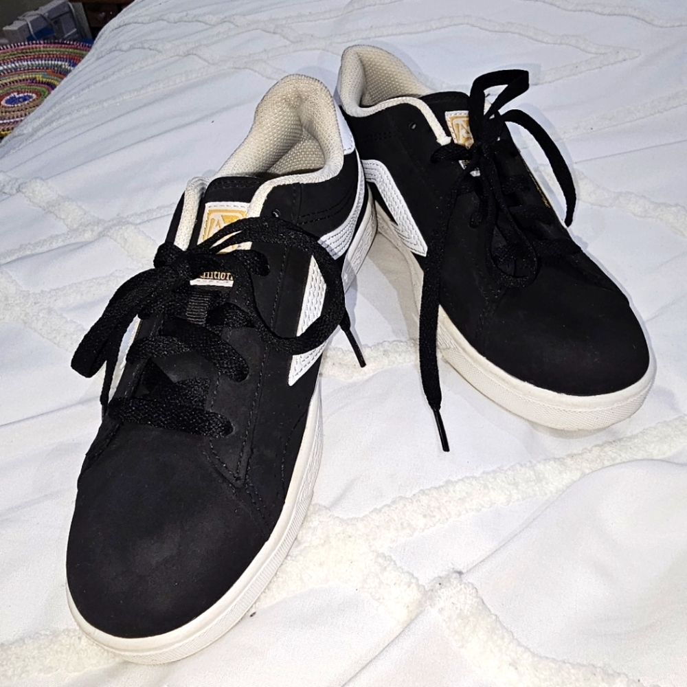 Airspeed Black/White Boys Sneakers sz 4